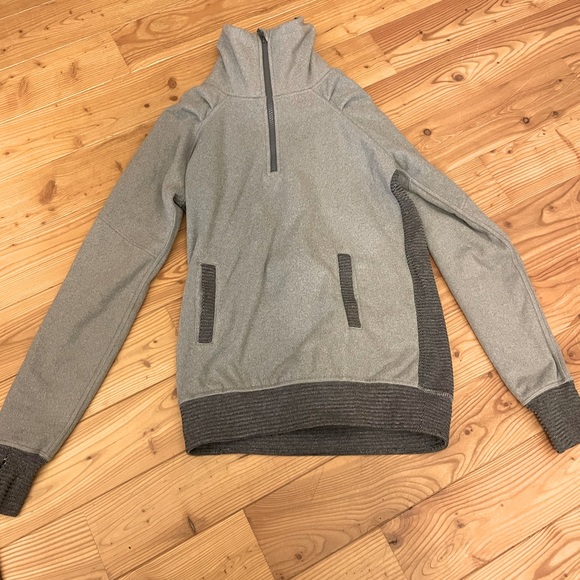 Ivivvia turtle neck furry sweater !! Too small but in awesome condition! - Picture 1 of 3